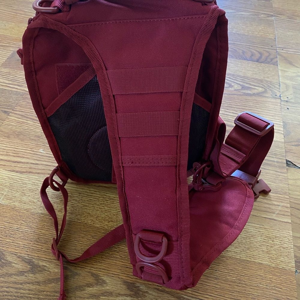 New Highlands Men's Eagle Tactical Sling Pack Color Burgundy - Picture 2 of 9